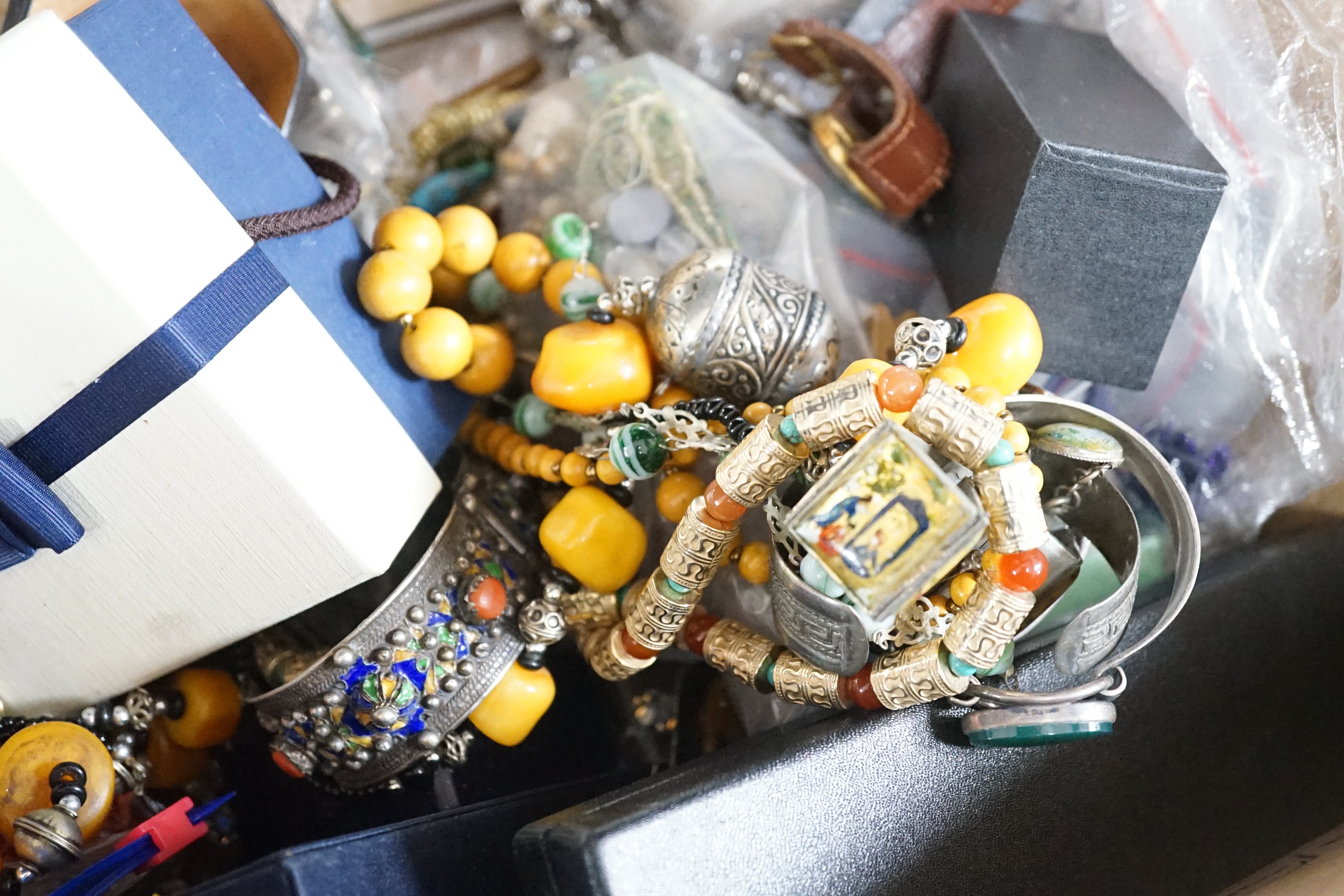 A quantity of assorted costume jewellery.
